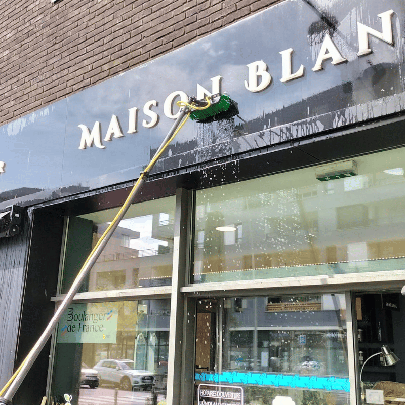 Bureaux professionnels à Cornebarrieu : sols et vitrines entretenus pour un espace accueillant.