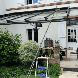 Professionnel du nettoyage en action : agent nettoyant une vitre, préparant son matériel devant un immeuble ou saluant le client, ou équipe sur place.