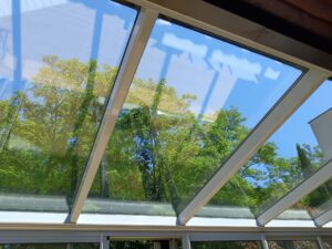 Avant / Après : nettoyage de vitres dans une copropriété à Blagnac Transformation d’un hall d’immeuble à Colomiers – parties communes nettoyées