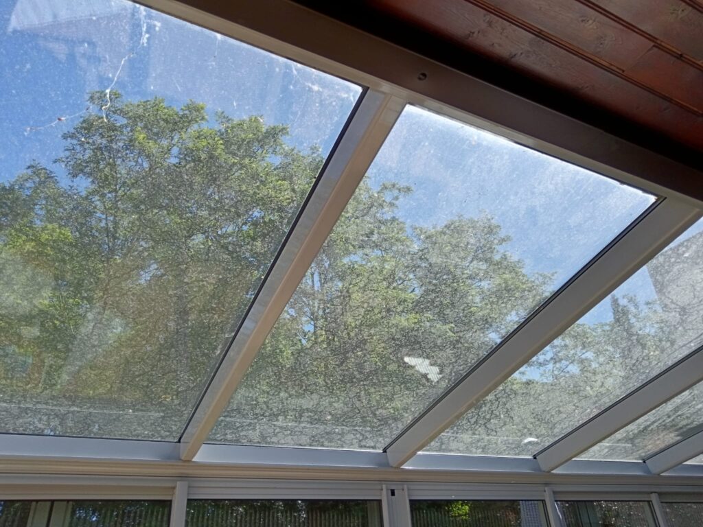 Avant / Après : nettoyage de vitres dans une copropriété à Blagnac Transformation d’un hall d’immeuble à Colomiers – parties communes nettoyées