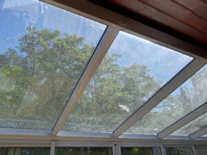 Avant / Après : nettoyage de vitres dans une copropriété à Blagnac Transformation d’un hall d’immeuble à Colomiers – parties communes nettoyées